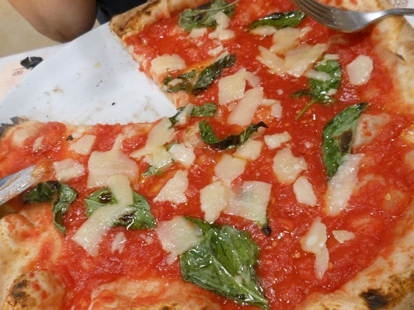 Pizzeria Carmnella di Napoli - Pizza pomodoro e scagle di parmigiano preparata da Vincenzo Esposito