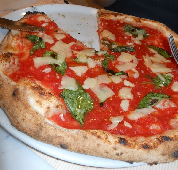 Pizzeria Carmnella di Napoli - Pizza pomodoro e scagle di parmigiano preparata da Vincenzo Esposito