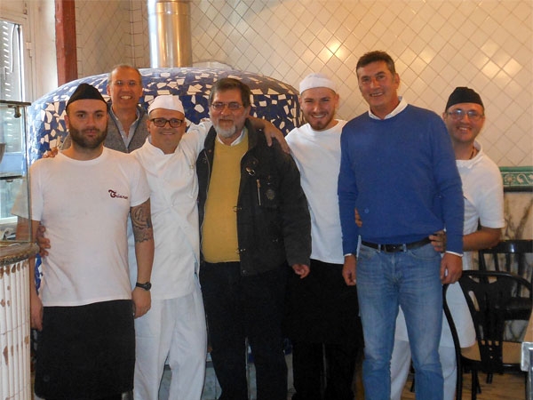11/11/2016 - Visita alla Pizzeria Trianon da Ciro di Napoli - Luigi Farina con pizzaioli e proprietari del Trianon