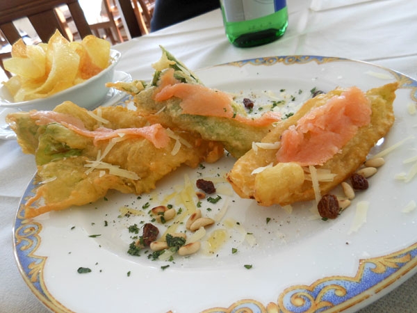 Villa Giovanna - Ottaviano (NA) - Scarola fritta in pastella con salmone affumicato, uvetta, pinoli tostati e scaglie di parmigiano