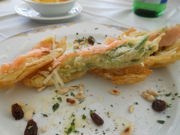 Villa Giovanna - Ottaviano (NA) - Scarola fritta in pastella con salmone affumicato, uvetta, pinoli tostati e scaglie di parmigiano