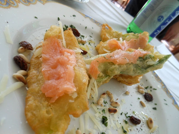 Villa Giovanna - Ottaviano (NA) - Scarola fritta in pastella con salmone affumicato, uvetta, pinoli tostati e scaglie di parmigiano