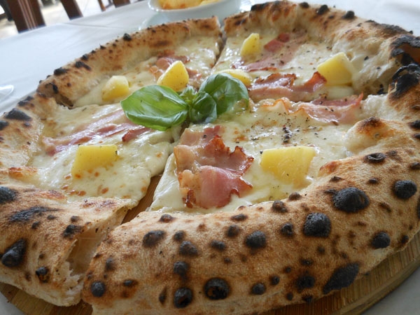 Villa Giovanna - Ottaviano (NA) - Pizza Boczek Polski con impasto Petra 3, con provola di Agerola, Boczek (pancetta affumicata polacca), cumino, patate bollite e pepe macinato in uscita