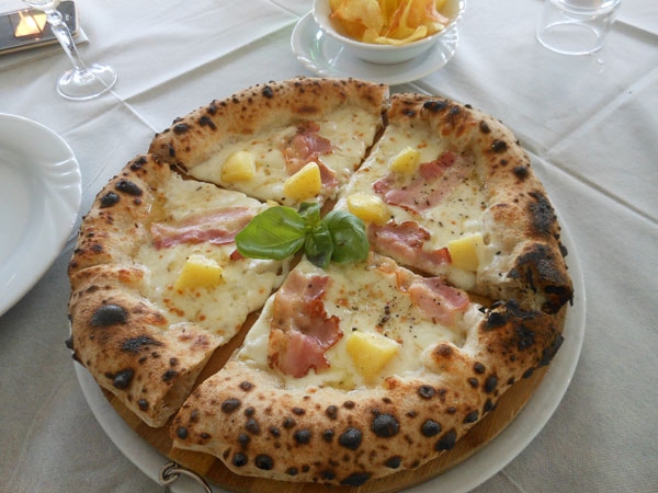 Villa Giovanna - Ottaviano (NA) - Pizza Boczek Polski con impasto Petra 3, con provola di Agerola, Boczek (pancetta affumicata polacca), cumino, patate bollite e pepe macinato in uscita