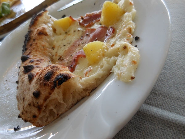 Villa Giovanna - Ottaviano (NA) - Pizza Boczek Polski con impasto Petra 3, con provola di Agerola, Boczek (pancetta affumicata polacca), cumino, patate bollite e pepe macinato in uscita