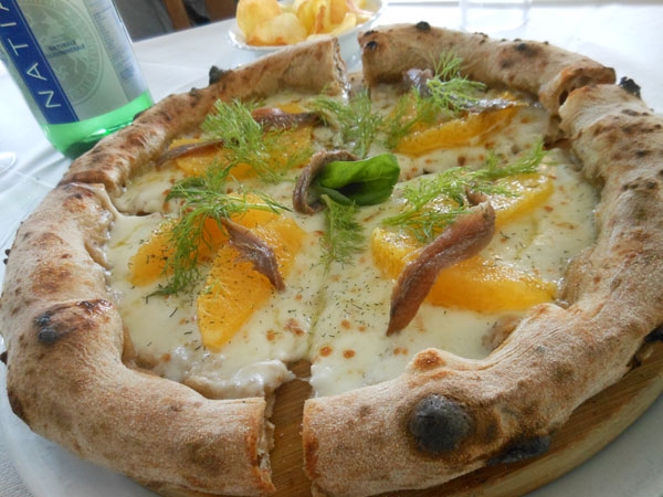 Villa Giovanna - Ottaviano (NA) - Pizza Vulcano a mare con impasto con Farina tipo 1 e orzo tostato, con fior di latte di Agerola, arancia vesuviana a spicchi, alici di Cetara, finocchietto selvatico e aneto