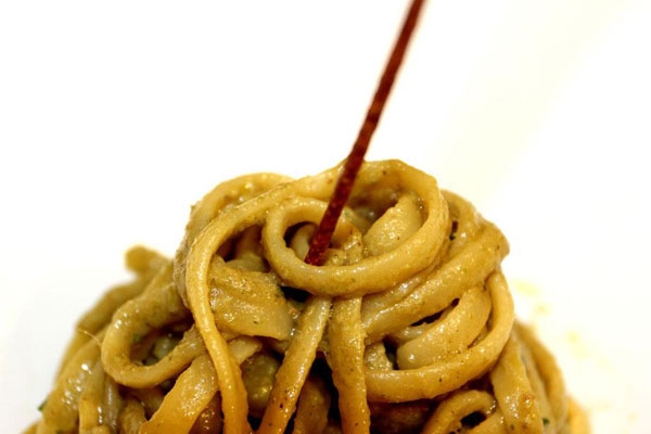 Ricetta inserita su spaghettitaliani.com da Michele De Martino: Linguine al pesto vietrese