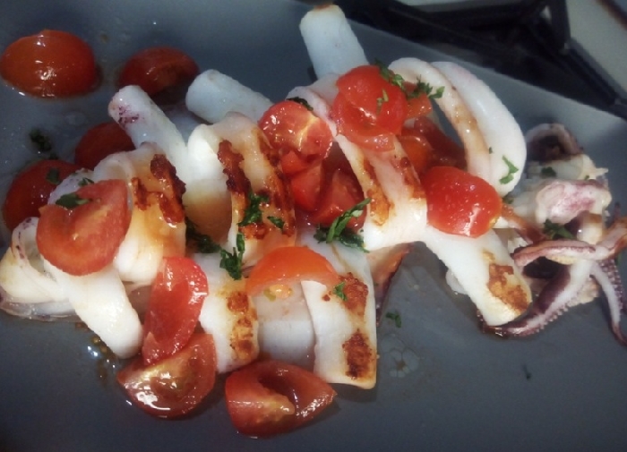 - Calamaro scottato con pomodorini marinati