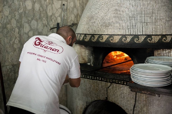 Il giorno 11 Marzo. Pizzeria Trianon da Ciro e Mani e Vulcani. Passione e Compassione. La devozione Napoletana per San Gennaro e la Pizza.