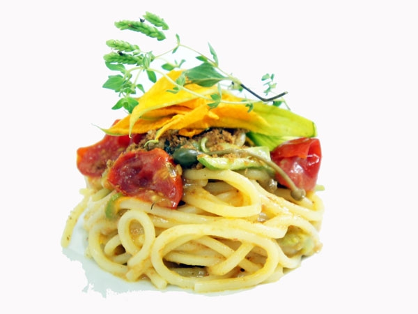 Spaghettone trafilato a bronzo con pomodorini confit, fior di zucchine di campo e mollica di pane tostato