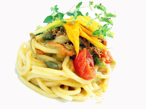 Ricetta inserita su spaghettitaliani.com da Rocco Violante: Spaghettone trafilato a bronzo con pomodorini confit, fior di zucchine di campo e mollica di pane tostato