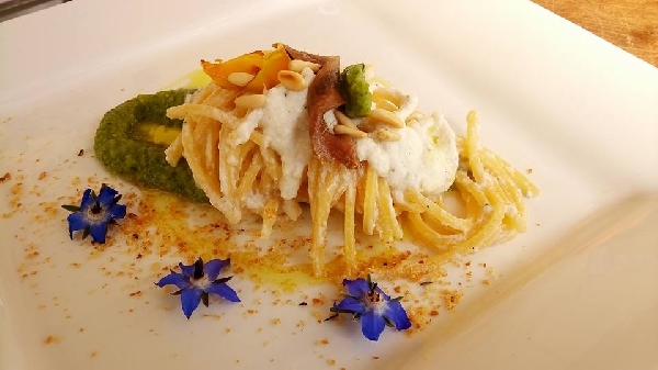 Spaghetti quadrati alla bava con crema di broccolo, pinoli tostati e polvere di pane profumata ai semi di finocchio