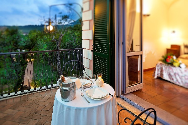 Villa Rizzo Resort and SPA organizza una romantica cena a lume di candela in occasione di San Valentino. 