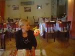 Angela Viola, vice presidente dell'Associazione Spaghettitaliani, seduta in un tavolo del Ristorante