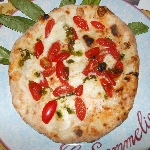 Quinta Tappa Pizzarelle a Go Go - La seconda pizzarella: Bufalina (mozzarella di bufala, pomodorini del Vesuvio, pesto di basilico fresco) preparata da Antonio Iacone