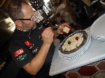 Pizzeria Ammaccamm di Pozzuoli (NA) - Salvatore Santucci prepara la Pizza Giardino di Ginevra