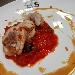 -Cosciotto di pollo ripieno, servito con salsa demi-glace e salsa alla puttanesca - -
