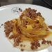 -Fettuccine alla genovese con porchetto sardo servita su crema di porro - -