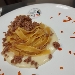 -Fettuccine alla genovese con porchetto sardo servita su crema di porro - -