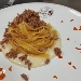 -Fettuccine alla genovese con porchetto sardo servita su crema di porro - -