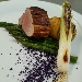 -Filetto di maiale affumicato con asparagi al burro, patate hasselback, cipollotto piastrato e polvere di cavolo viola - -