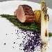 -Filetto di maiale affumicato con asparagi al burro, patate hasselback, cipollotto piastrato e polvere di cavolo viola - -