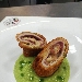 -Involtino di maiale croccante con prosciutto e formaggio dolce sardo servito su crema di zucchine alla menta - -
