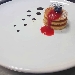 -Pancake con salsa ai lamponi e crema alla vaniglia - -