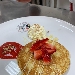 -Pancakes con culins di fragole, cioccolato bianco e panna - -