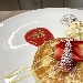 -Pancakes con culins di fragole, cioccolato bianco e panna - -