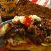 -Panino cafone con arrosto morto stracciato, servito con insalata e salse - -