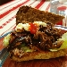 -Panino cafone con arrosto morto stracciato, servito con insalata e salse - -