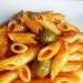 -Pennettine rigate con capperi e olive verdi. - -