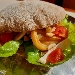 -Pucce salentine integrali con patatine, petto di pollo, pomodori e insalata - -