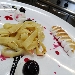 -Tagliatelle di crep�s con meringa dorata servita con salsa al cioccolato ed amarena - -