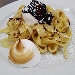 -Tagliatelle di crep�s con meringa dorata servita con sfera di gelato alla vaniglia - -
