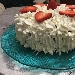 -Torta panna e fragole - -
-Torta panna e fragole - -la torta panna e fragole  costituita da due strati di pan di Spagna separati al centro, dove  presente uno strato di crema ed uno di fragole; inoltre la torta presenta uno strato di panna tutto intorno e sulla parte superiore, dove sono presenti altri spicchi di fragole.
