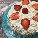 -Torta panna e fragole  - -
-Torta panna e fragole - -la torta panna e fragole  costituita da due strati di pan di Spagna separati al centro, dove  presente uno strato di crema ed uno di fragole; inoltre la torta presenta uno strato di panna tutto intorno e sulla parte superiore, dove sono presenti altri spicchi di fragole.
