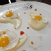 -Uova di quaglia all'occhio di bue su crema di cipolla e patate - -