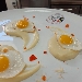 -Uova di quaglia all'occhio di bue su crema di cipolla e patate - -