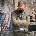 Archeologia da spiaggia: la mostra di Finotto e lo scavo creativo sui litorali italiani - Le installazioni create con gli oggetti di plastica ritrovati dall'artista sugli arenili
Le opere dialogano con i reperti del MANN
L'esposizione, finanziata con una donazione Art bonus,
in programma al Museo sino al prossimo 31 luglio
