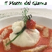 Bombetta di mozzarella di bufala inserita dal Ristorante Le Due Palme di Agnano - Napoli - Bombetta di mozzarella di bufala, ripiena di gamberetti rossi di Mazara, su coulis di pomodoro e crostini di pane.