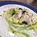 Insalata di merluzzo con patate servito con semi di papavero - -