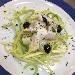 Insalata di merluzzo con patate servito con semi di papavero - -
