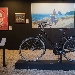 LA BICICLETTA DE IL POSTINO FA RITORNO A PROCIDA, PRESENTATA LA MOSTRA I VOLTI DI MASSIMO TROISI - Le 66 opere dedicate all'attore napoletano saranno esposte fino al 6 dicembre 2023.

Il curatore Veneruso, nipote di Troisi: Disse a mia madre: Sto film o voglio firn� co o core mio