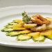 Medaglioni e coralli di capesante al timo con zucchine marinate, melone e citronette di rucola - -