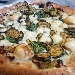 Pizza Nerano con fonduta di caciocavallo di bufala campano, provola di Agerola, scaglie di formaggio e zucchine fritte - -