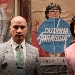 Sabato 4 e domenica 5 giugno al Murale di Maradona all'esterno del Centro Paradiso di Soccavo, nell'ambito di Muraria, XXVIII edizione del Maggio dei Monumenti, si terr� cazzimma e arraggia - il muro del Paradiso di Fulvio Sacco e Napoleone Zavatto, in forma di reading e versione ridotta dello spettacolo. - L� dove il Calcio Napoli svolgeva i suoi allenamenti e oggi sorge il murale di Mario Cast� Farina, Fulvio Sacco e Errico Liguori interpreteranno due sciarmati che provano a scrivere la storia del calcio e della citt�, acquistando il pi� grande calciatore di tutti i tempi, Diego Armando Maradona.

In occasione di Muraria, la drammaturgia dialoga con gli interventi live di hand lettering art di Samuel - street artist che dal 2018 alterna interventi in strada, attivit� espositive e installazioni - e con la rigenerazione urbana, grazie alla presenza dell'Associazione Centro Paradiso, nata con l'obiettivo di costruire un percorso di azionariato popolare per rilevare il Centro e restituirlo alla citt�, a cui saranno donati i lavori realizzati durante la performance e il ricavato ne sosterr� le attivit�.

Tre realt� che si intrecciano tra loro, storie di riscatto, di aggregazione nate sotto il segno - e il sogno - di Diego. Al centro dell'evento il legame della comunit� con l'uomo visto da sempre come una divinit�, raffigurata anche nelle illustrazioni Santo Diego, progetto di arte urbana di diffusione spontanea che vede stickers e poster del Pibe de Oro in tutte le strade della citt�. 