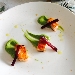 Salmone scottato con crema di guacamole e barbabietole rosse glassate all'aceto balsamico - -