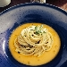 Spaghetti aglio, olio, peperoncino e prezzemolo su crema di zucca e olio extravergine di oliva - -